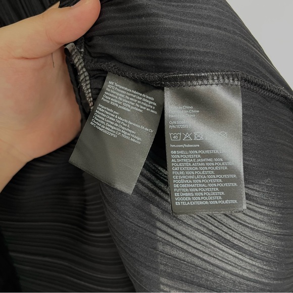 💙 H&M Textured Long Sleeve V-Neck Pleated Black Mini Dress - Size Large - Picture 5 of 6